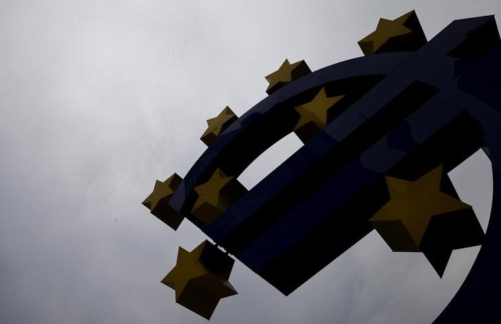 © Reuters. Escultura do logo do euro em frente a ex-sede do Banco Central Europeu, em Frankfurt