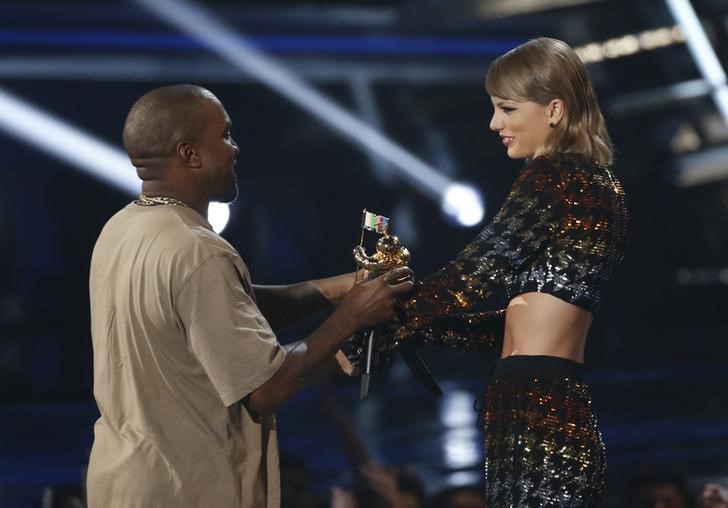 © Reuters. Taylor Swift e Kanye West durante premiação da MTV, em Los Angeles