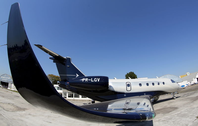 © Reuters. Legacy 450, da Embraer, é apresentado em feira de aviação em São Paulo.