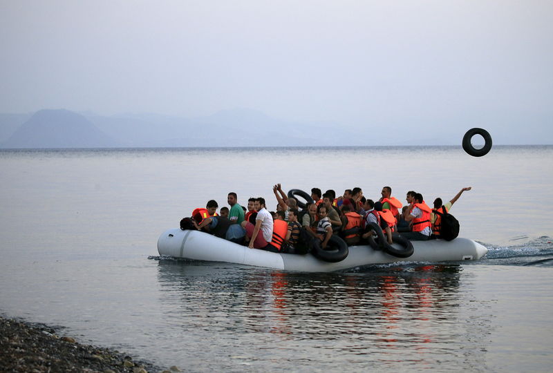 © Reuters. Refugiados sírios em bote inflável na ilha de Kos, na Grécia