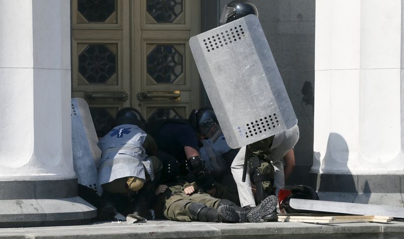 © Reuters. Soldado ucraniano ferido em frente prédio do Parlamento, em Kiev