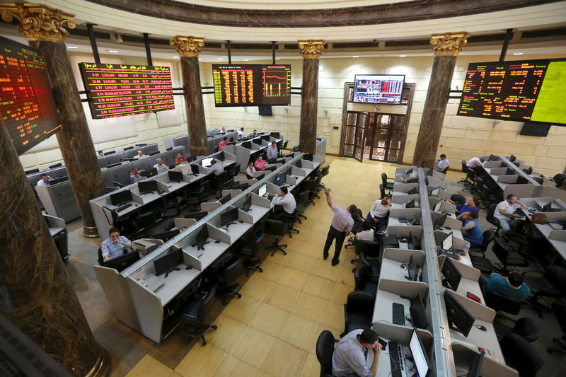 © Reuters. أسواق الخليج تتراجع بفعل النفط ومصر تصعد بعد كشف ضخم للغاز