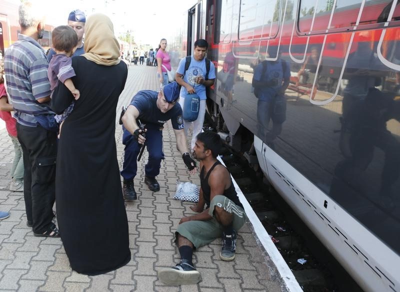 © Reuters. Austria permite la entrada de un tren con inmigrantes tras largos controles