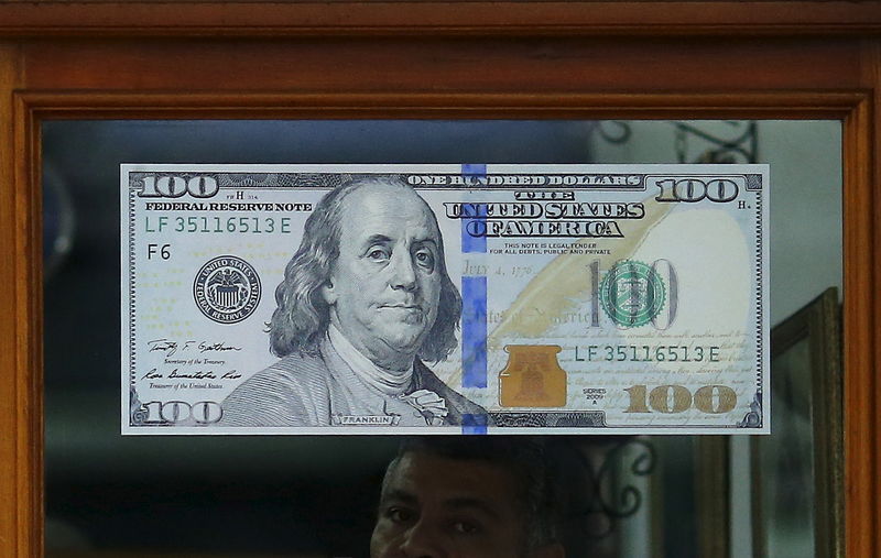 © Reuters. Painel com imagem de nota de 100 dólares em casa de câmbio no Rio de Janeiro