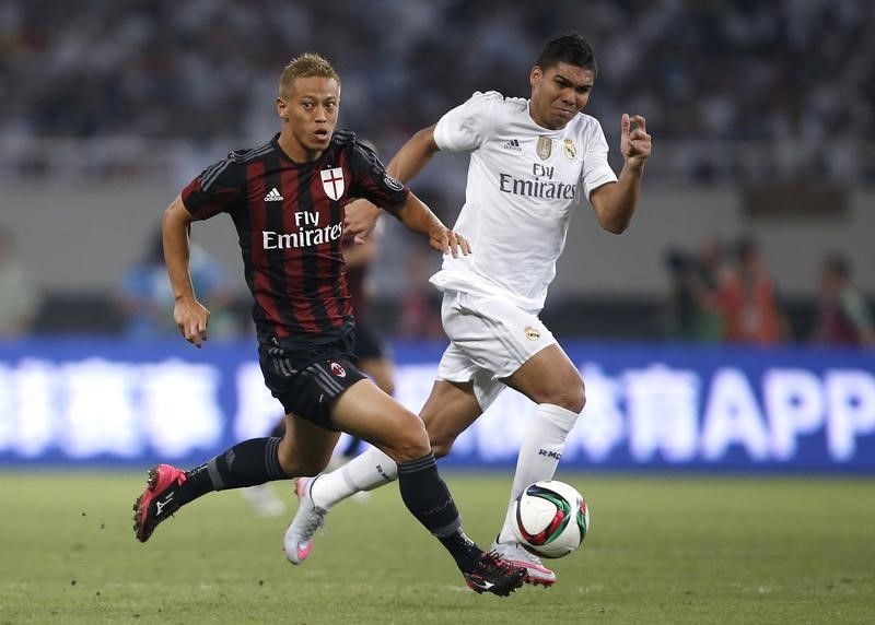 © Reuters. Casemiro, do Real Madrid, e Keisuke Honda, do Milan