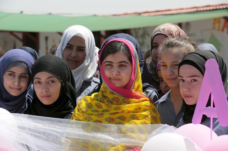 © Reuters. Nobel Peace Prize laureate Malala Yousafzai poses with girls for a picture at a school for Syrian refugee girls, built by the NGO Kayany Foundation, in Lebanon's Bekaa Valley