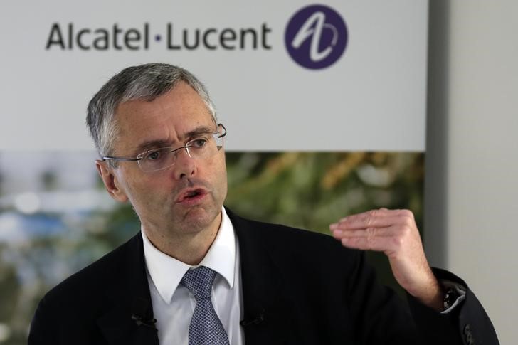 © Reuters. Michel Combes, CEO of Telecom equipment maker Alcatel-Lucent, speaks during a news conference in Paris