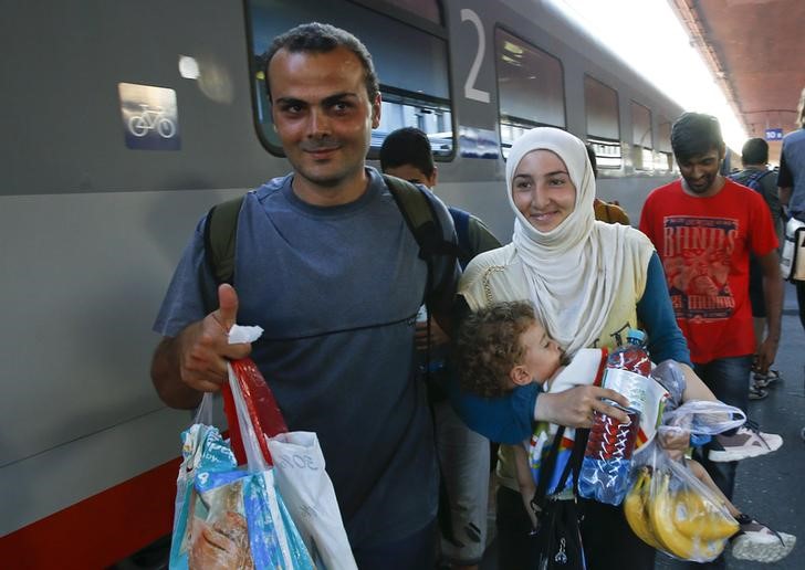 © Reuters. Supostos imigrantes desembarcam de um trem procedente da Hungria, na estação ferroviária de Viena