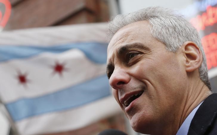 © Reuters. Chicago Mayor Rahm Emanuel speaks to the media after a campaign stop on election day in Chicago
