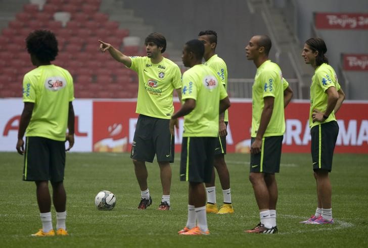 © Reuters. Kaká durante treino da seleção em Pequim em 2014