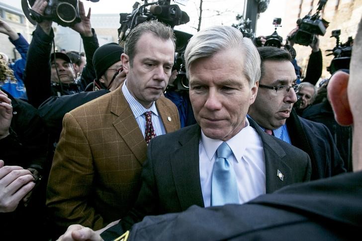 © Reuters. Former Virginia Governor Robert McDonnell is surrounded by members of the media after his sentencing hearing in Richmond