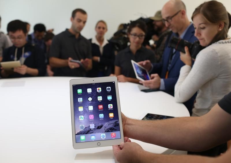 © Reuters. A new iPad is seen follownig a presentation at Apple headquarters in Cupertino