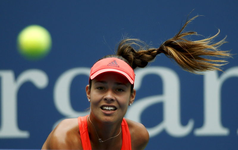 © Reuters. Tenista sérvia Ana Ivanovic durante jogo contra a eslovaca Dominika Cibulkova