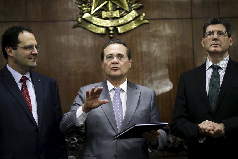 © Reuters. Renan Calheiros fala ao lado de Nelson Barbosa e Joaquim Levy em Brasília