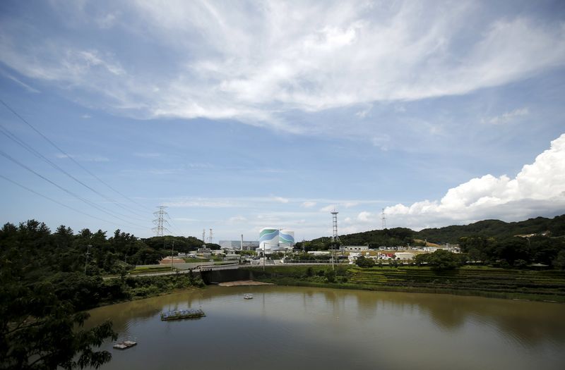 © Reuters. File photo of No.1 and No.2 reactor buildings pictured at Kyushu Electric Power's Sendai nuclear power station in Satsumasendai, Kagoshima prefecture 