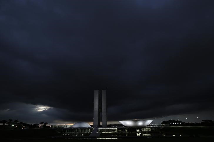 © Reuters. Nuvens negras sobre o Congresso Nacional em Brasília 