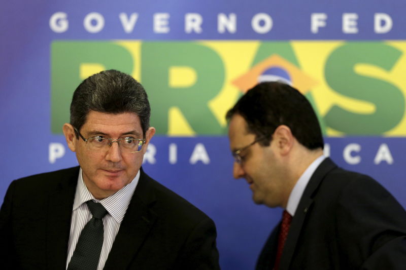 © Reuters. Levy e Barbosa durante entrevista coletiva sobre o orçamento de 2016