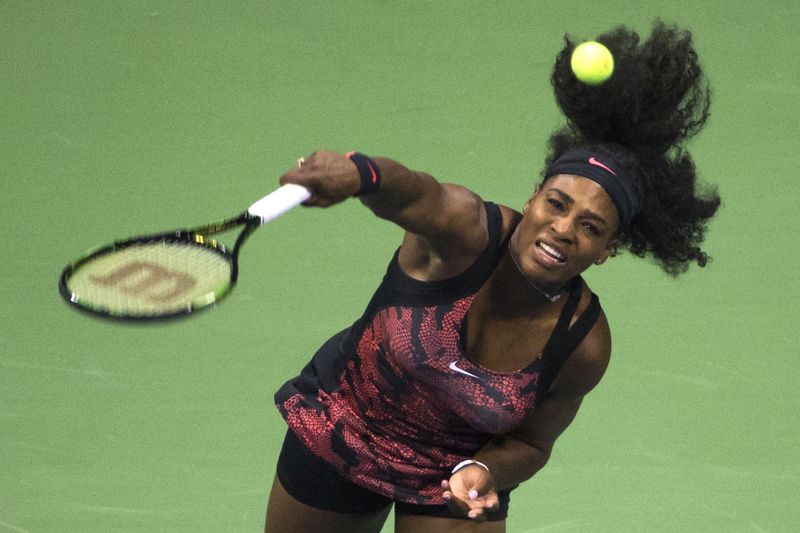 © Reuters. En la imagen, Serena Williams hace un servicio durante el Abierto de Estados Unidos en Nueva York