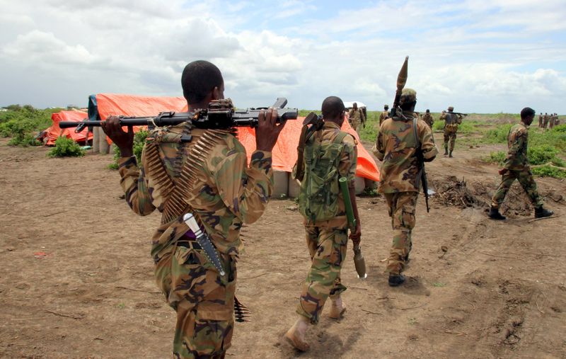 © Reuters. Militantes islamistas atacan la sede de la Unión Africana en el sur de Somalia