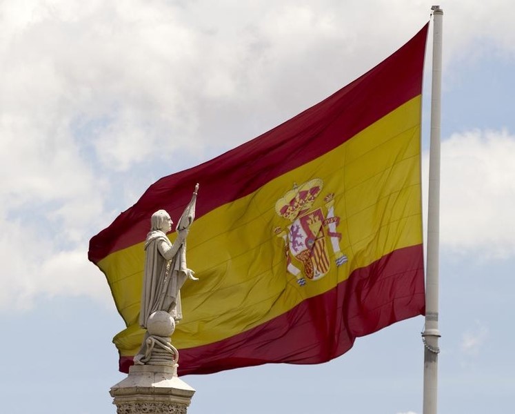 © Reuters. A statue of Christopher Columbus with an extended hand is seen in front of a Spanish flag in central Madrid