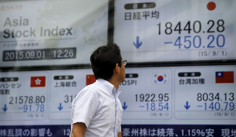 © Reuters. Las bolsas de Asia caen después de que PMIs de China aviven temor sobre crecimiento