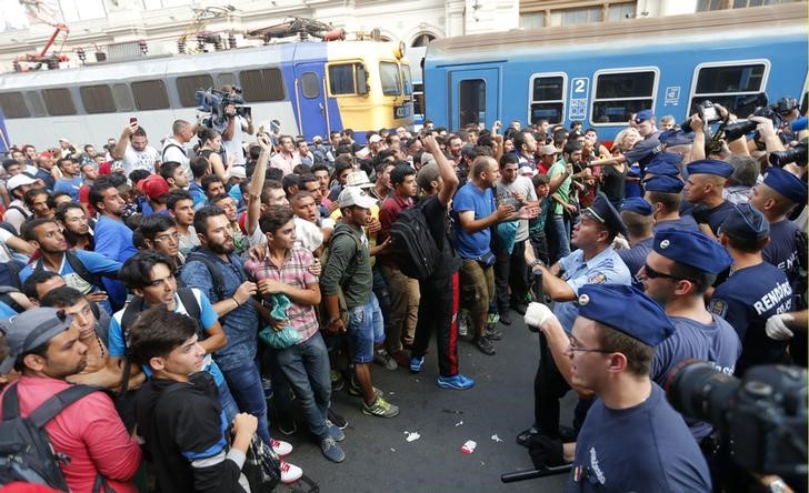 © Reuters. مهاجرون يحتجون مع اغلاق المجر محطة القطارات الرئيسية في بودابست