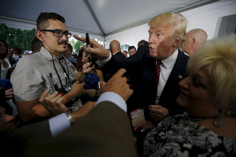 © Reuters. U.S. Republican presidential candidate Donald Trump points into the crowd after speaking to reporters at a campaign fundraiser at the home of car dealer Ernie Boch Jr. in Norwood