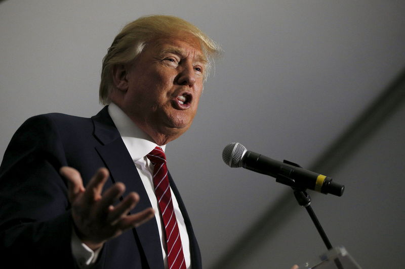 © Reuters. U.S. Republican presidential candidate Donald Trump answers questions from reporters at a campaign fundraiser at the home of car dealer Ernie Boch Jr. in Norwood