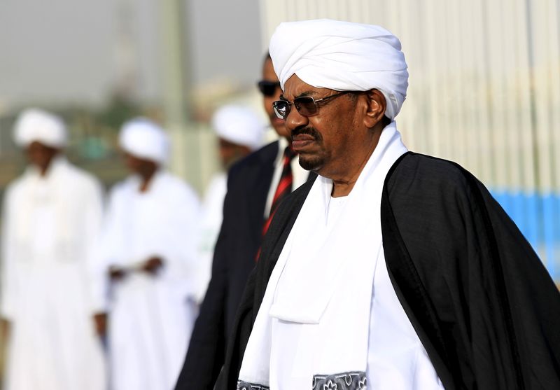 © Reuters. Sudan's President Omar Hassan al-Bashir welcomes Yemen's President Abd-Rabbu Mansour Hadi at Khartoum Airport 