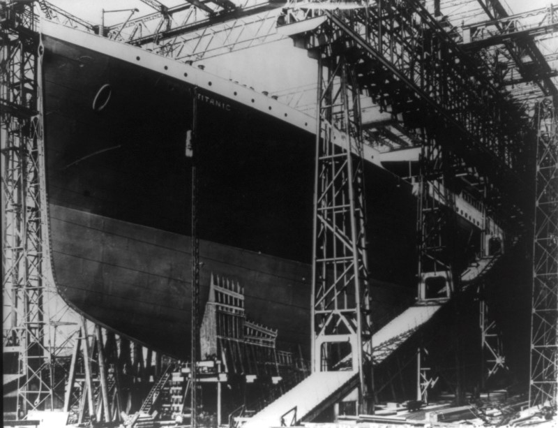 © Reuters. Imagen de archivo del Titanic antes de ser lanzado a las aguas del río Lagan previa instalación de partes y piezas