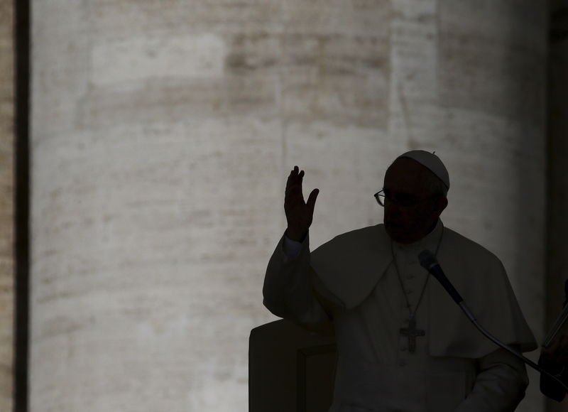 © Reuters. El papa permitirá que se absuelva del aborto en Año Santo