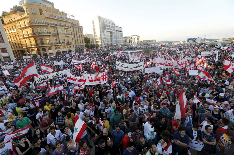 © Reuters. محتجون لبنانيون يقتحمون وزارة البيئة في بيروت