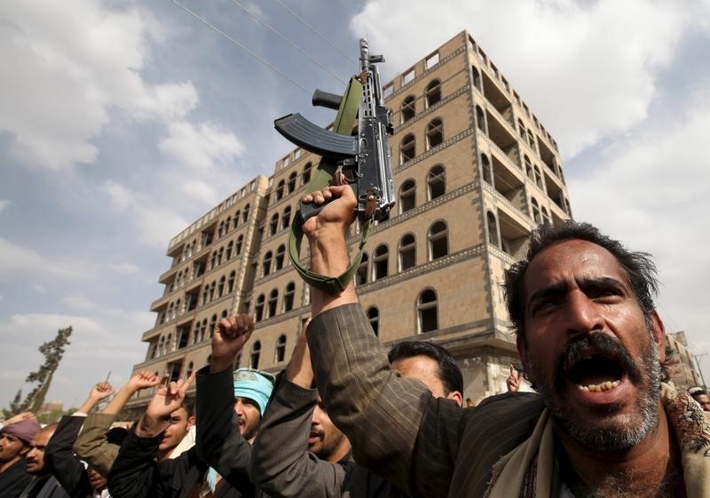 © Reuters. مسلحون يقتلون قائدين لقوات يمنية موالية لهادي في عدن