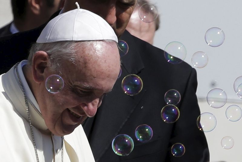 © Reuters. Papa Francesco durante un'udienza in Vaticano 