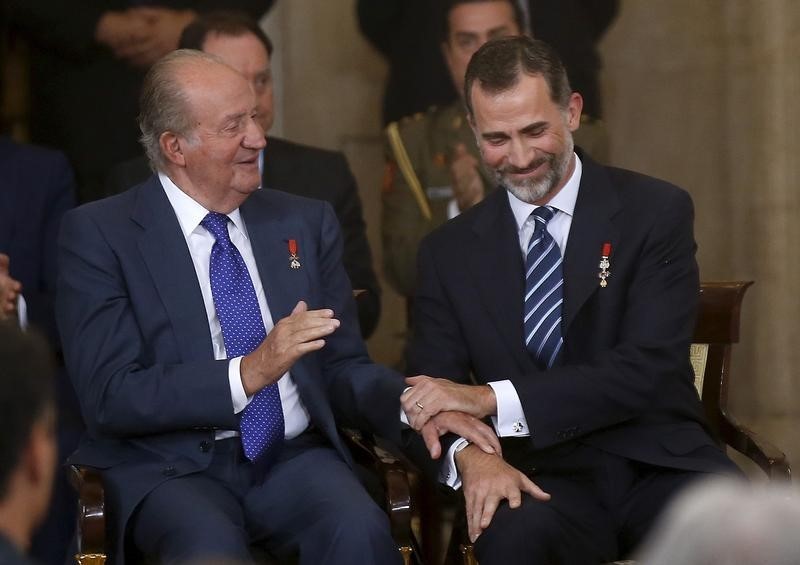 © Reuters. Juan Carlos de Borbón elogia el primer año de reinado de su hijo