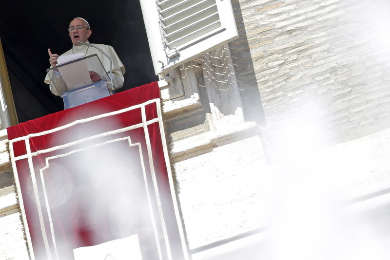 © Reuters. البابا يعطي القساوسة حرية الصفح عن الاجهاض في العام المقدس