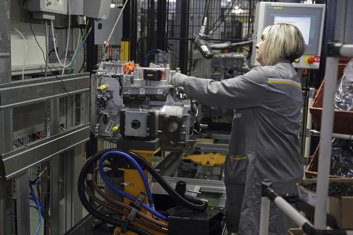 © Reuters. Funcionária trabalhando em fábrica automotiva em Cleon, na França