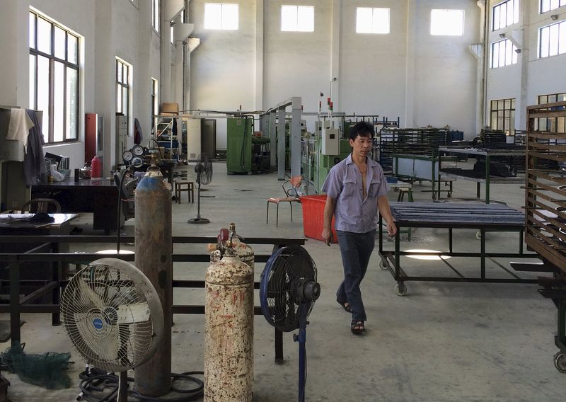 © Reuters. Funcionário em fábrica em Ninghai, na China