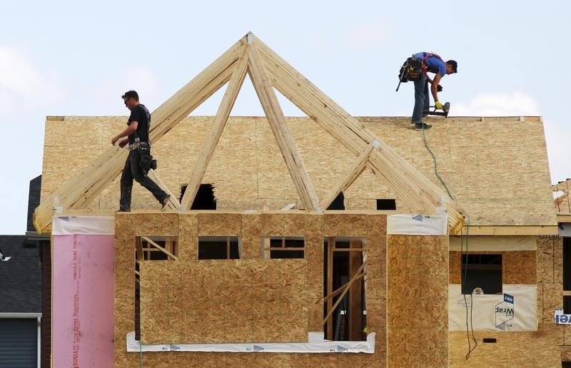 © Reuters. Construction workers build a new house in Calgary