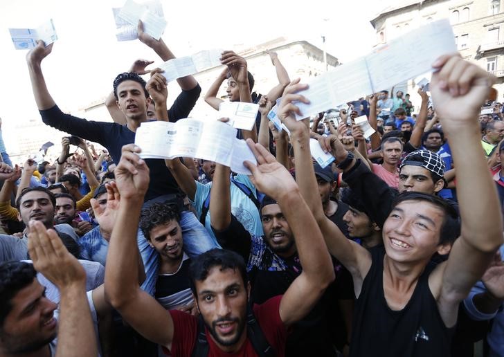 © Reuters. Inmigrantes protestan tras el cierre de la estación de tren de Budapest