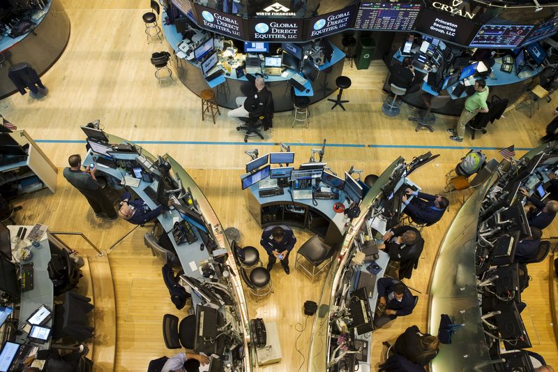 © Reuters. Traders work on the floor of the New York Stock Exchange in New York 