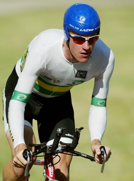 © Reuters. منح متسابق الدراجات الاسترالي روجرز برونزية اولمبياد أثينا عقب 11 عاما