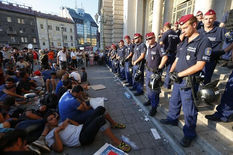 © Reuters. المجر ستعيد المهاجرين لأسباب اقتصادية إلى البلد الذي دخلوا منه