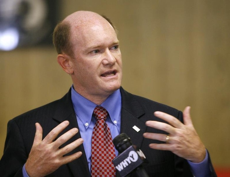 © Reuters. Delaware Democratic senatorial candidate Chris Coons gestures as he speaks during a campaign event in Newark