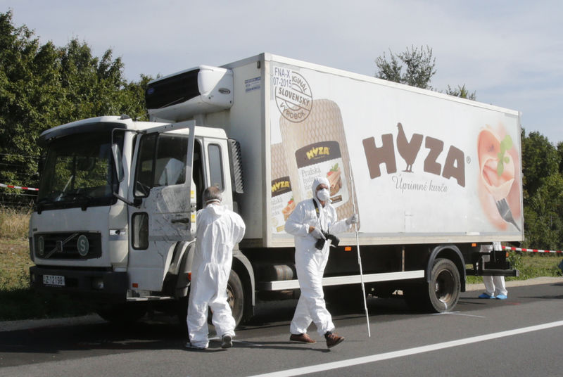 © Reuters. Policiais inspecionam um caminhão encontrado com corpos de 71 imigrantes