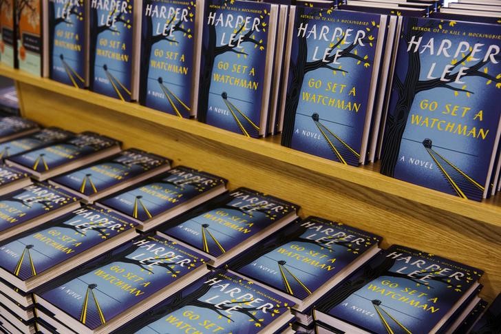 © Reuters. Livros de Harper Lee em loja de Nova York