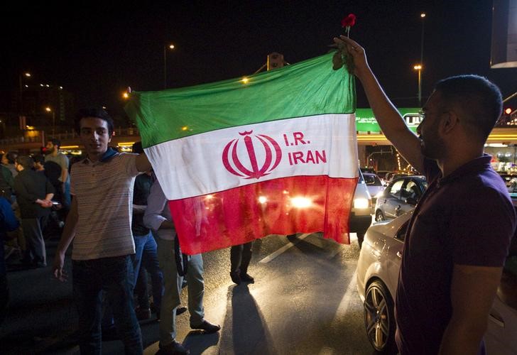 © Reuters. Iranians celebrate on the streets following a nuclear deal with major powers, in Tehran