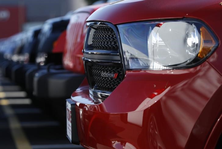 © Reuters. A row of new Dodge Durango SUV's and Jeeps are seen in Gaithersburg, Maryland