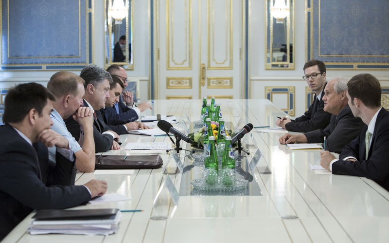 © Reuters. Ukrainian President Poroshenko listens to Austrian diplomat and OSCE Ambassador Sajdik during their meeting in Kiev