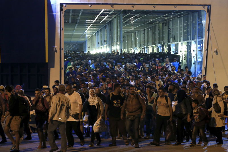 © Reuters. Refugees and migrants disembark from the passenger ship "Tera Jet", following their trip from the island of Lesbos to the port of Piraeus, near Athens